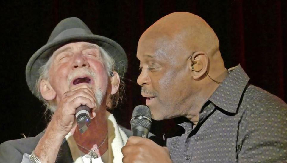 Alex Ligertwood (links) und Multi-Grammy-Preisträger Tony Lindsay am Samstagabend in Beringen. Bild: Theo Kübler