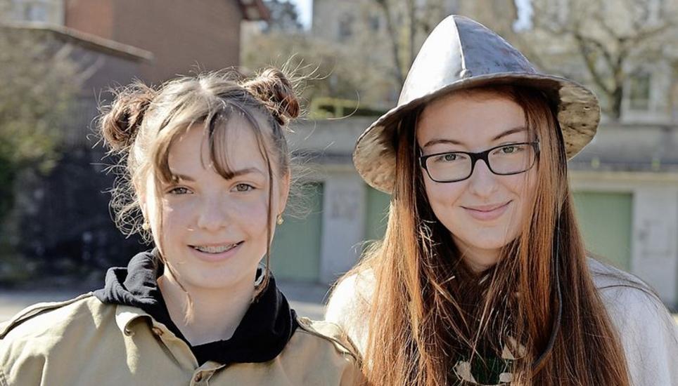 Sarah Randegger und Fabienne Fischer bringen den anderen Kindern das Morsen bei.