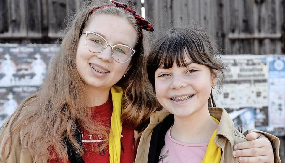 «In der Pfadi ist es immer sehr lustig», so Francesca Furrer. Ihre Freundin Jacqueline dal Passer stimmt ihr begeistert zu.