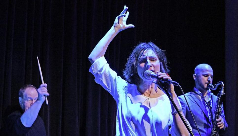 Jazzsängerin Barbara Balzan mit Klarinettist Simon Wyrsch und Schlagzeuger Bernie Ruch. Bild: Selwyn Hoffmann