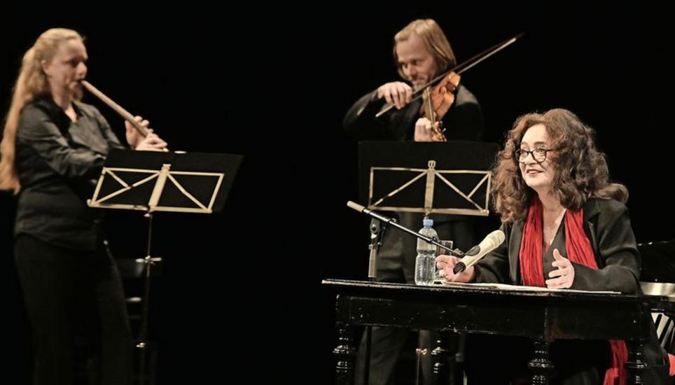 Schauspielerin Mechthild Grossmann und die Musiker der «Lautten Compagney» gastierten im Stadttheater mit einer modernen und eigenwilligen Version der Geschichte des «Don Quichote». Das Hörstück nach Miguel de Cervantes hat Christian Filips szenisch eingerichtet. Bild: Selwyn Hoffmann