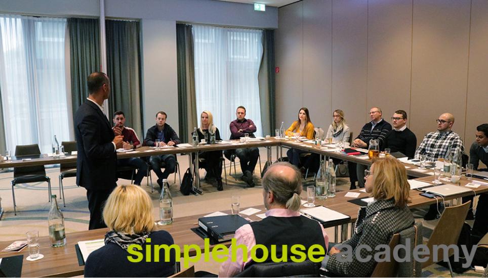 Die Immobilienberater bei simplehouse werden einmal im Monat in der simplehouse academy in Markttrends und Immobilienfachwissen geschult.