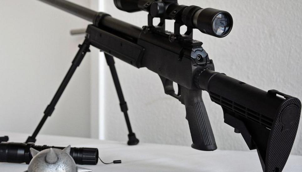 Vom Hauptzollamt Singen beschlagnahmt: Eine Softair-Waffe, die aufgrund ihrer Durchschlagskraft verboten ist, sowie ein Morgenstern. Insgesamt kann 2018 ein Rückgang von gefundenen Waffen verzeichnet werden. Bild: Tamara Schori