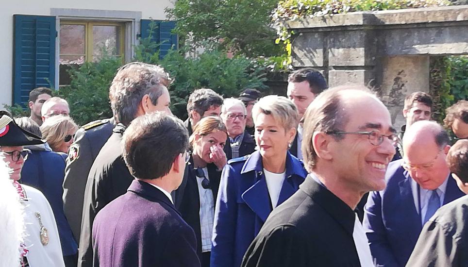Bundesrätin Karin Keller-Sutter nimmt an dem Gedenkanlass auf dem Waldfriedhof Schaffhausen teil.