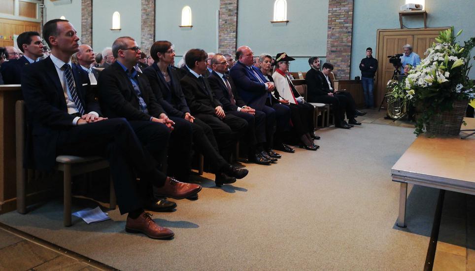 Bundesrätin Karin Keller-Sutter und der US-Botschafter US-Botschafter Ed McMullen nehmen am Gedenkanlass in der Steigkirche teil.