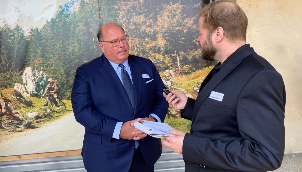 SN-Redaktor Mark Liebenberg im Interview mit US-Botschafter Ed McMullen. Das Interview gibt es in der morgigen Print-Ausgabe der «Schaffhauser Nachrichten». Bild: Dario Muffler