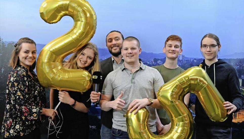 Ein Grund zum Feiern: Das aktuelle SHf-Team: Redaktionsmitarbeiterinnen Ramona Vieli und Nora Züst (vl.), Geschäftsführer Sebastian Babic, Technik-Praktikant Peter Anic, Mediamatik-Lehrling Jan Zeller und Leiter Technik Claudio Mühle. Bild: Selwyn Hoffmann