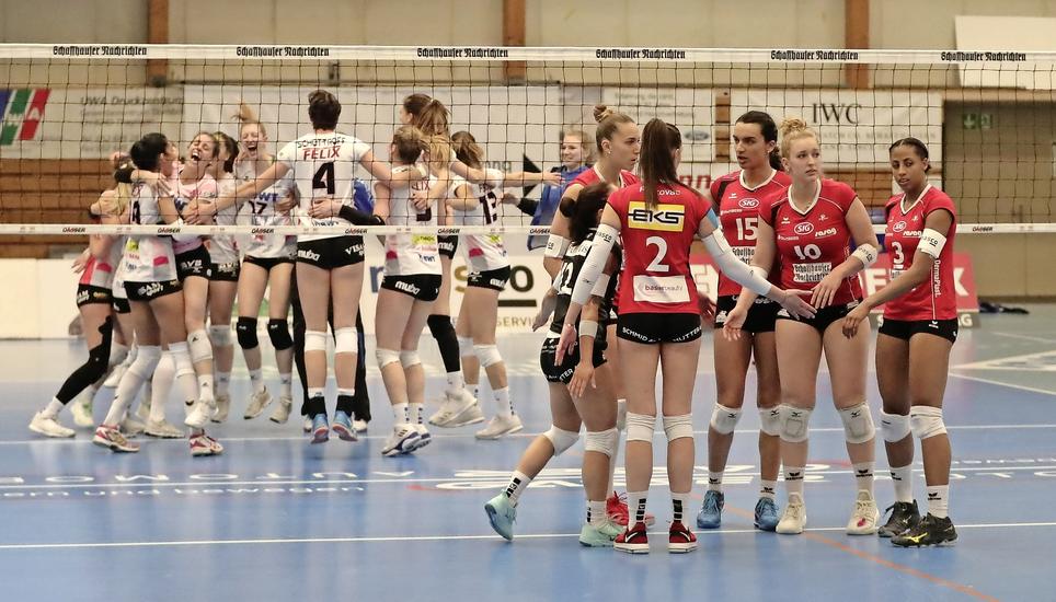 Zwei Gefühlswelten: Hinten die jubelnden Aescherinnen, vorne die tief enttäuschten Schaffhauserinnen nach dem klaren 0:3-Verdikte in der BBC-Arena. Bild: Werner Schläpfer