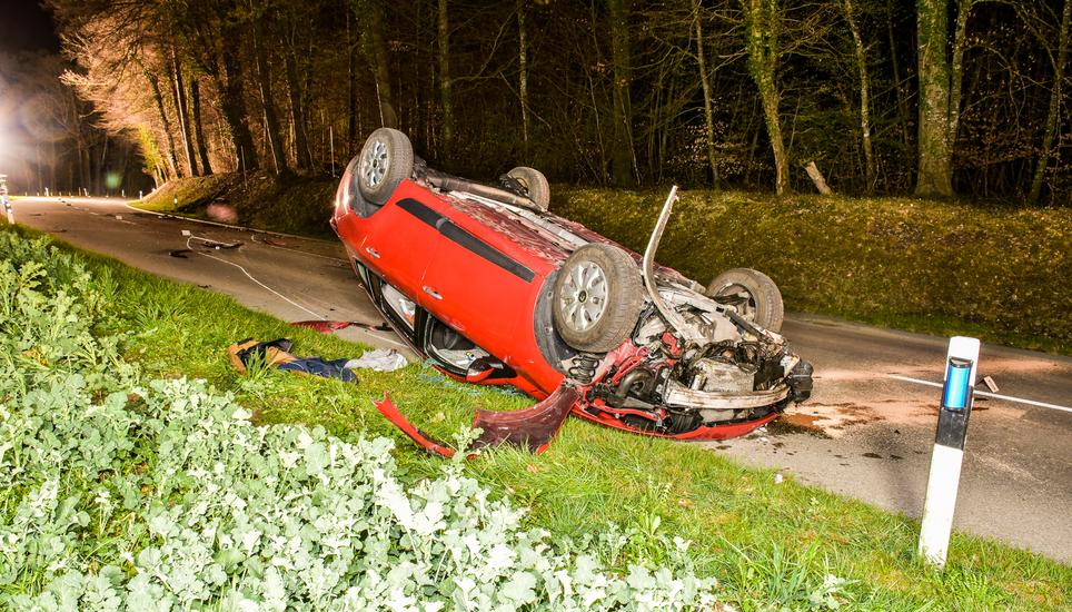 Der Fahrer musste mit der Rega ins Spital geflogen werden. Bild: Kapo ZH