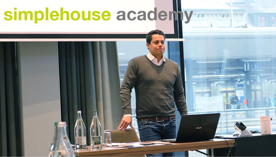 Gründer und Inhaber Diego Schleinzer revolutioniert mit dem simplehouse Konzept die Immobilienbranche: professionelle Unterstützung beim Immobilienverkauf ohne Provision, zu günstigen festen Paketpreisen.