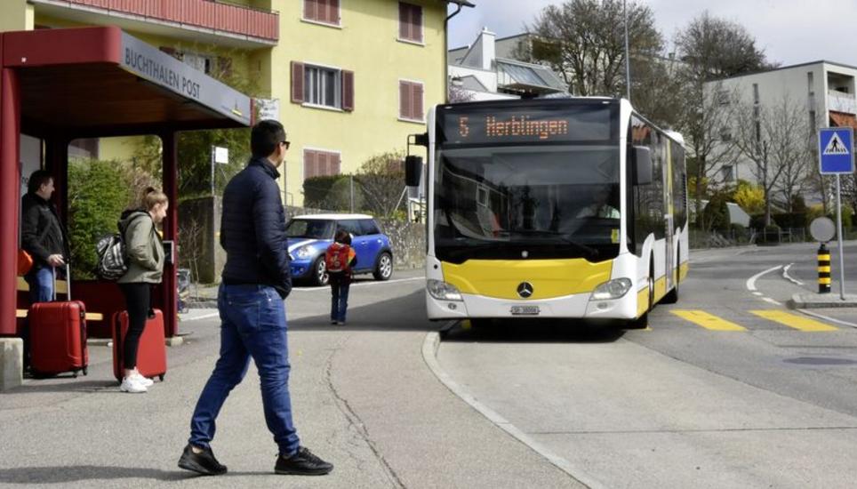 Die Busbuchten bei der Haltestelle Post werden aufgehoben, weil der Bus die erhöhten Bordsteinkanten sonst nicht anfahren kann. Bild: Melina Ehrat
