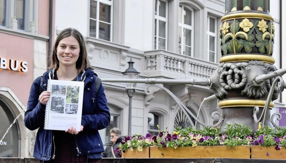 Julia Meier vor dem Landsknechtbrunnen. Er ist der zentralste Brunnen der Altstadt und wurde um 1400 gebaut. Bild: Julia Heiri