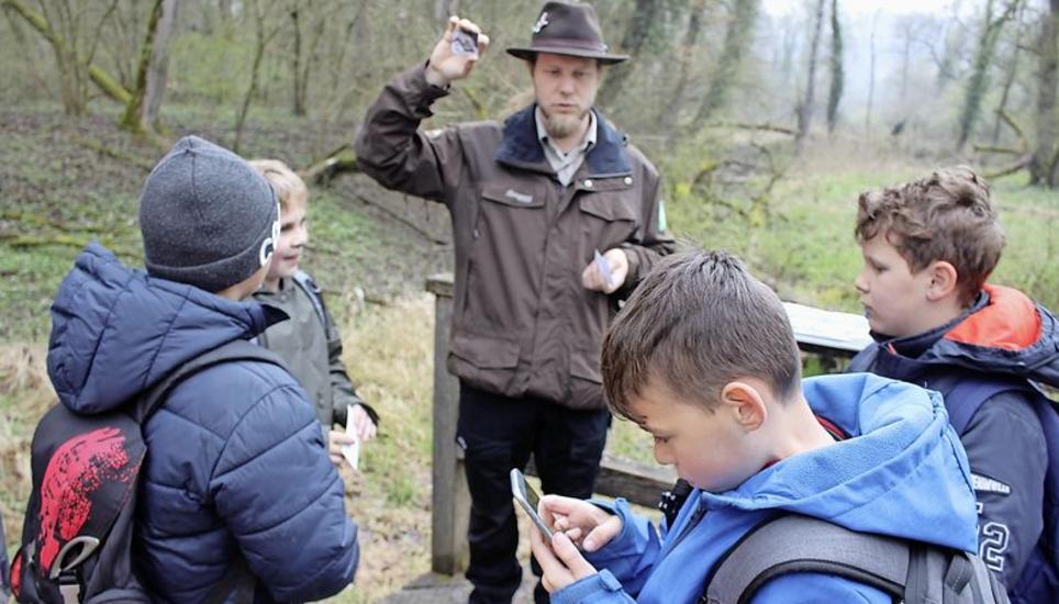 Am Schnuppertag der Junior Rangers in den Thurauen wollte Yannick anfangs sein Handy nicht wegpacken. Bild: Sonja Werni