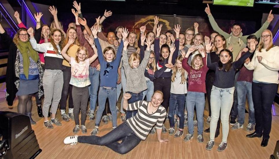 Viele Wegbegleiterinnen und -begleiter vom VC Kanti fanden den Weg ins Thaynger «Bowling Five», um sich von Ann Christin «Chrissi» Quade (vorne) zu verabschieden. Bilder: Marianne Räss