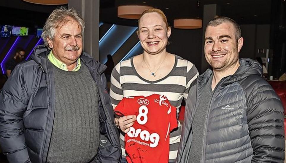 Chrissi Quade, eine Frohnatur, erhielt ihr Trikot mit der Nummer 8 von Heinz Looser (l.) und Kantipräsident Sandro Poles.