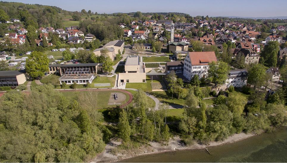 Der Schulcampus liegt direkt am Ufer des Bodensees.