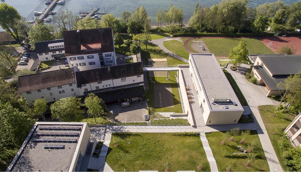 Der Schulcampus liegt direkt am Ufer des Bodensees.