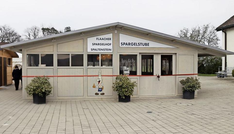 Bis zu 100 Gäste finden in der neuen Spargelstube im Flaacher Spargelhof Platz. Bild: Roland Müller