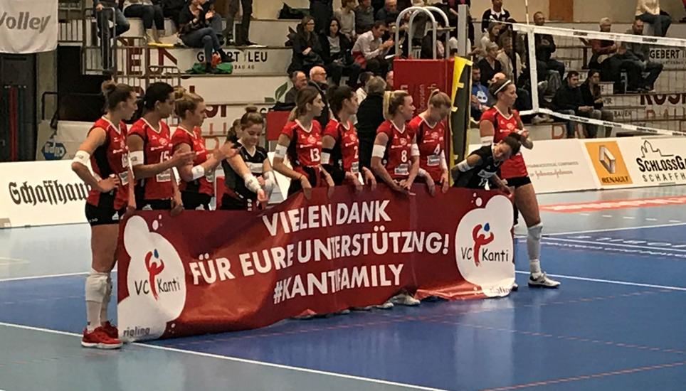 Die Spielerinnen bedanken sich nach dem letzten Saisonspiel bei den Fans. Bild: Radio Munot
