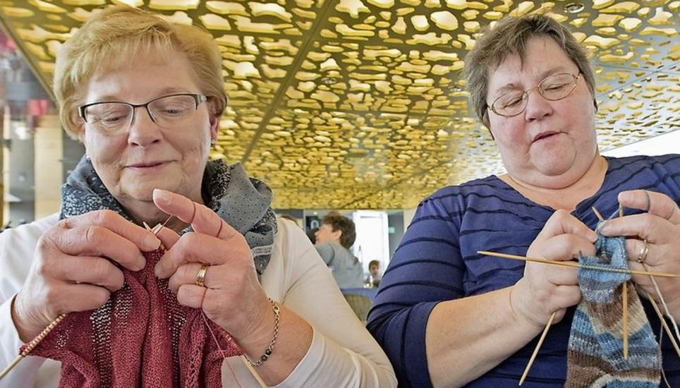 Roswitha Büchel (l.) hat das mit dem Strick-Schiff ins Rollen gebracht. Neben ihr ihre Schwester Irmgard Meng.