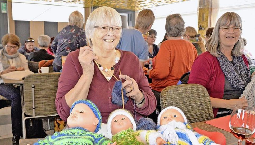 Theres Leibundgut liebt es vor allem, Kleider für Puppen zu stricken.