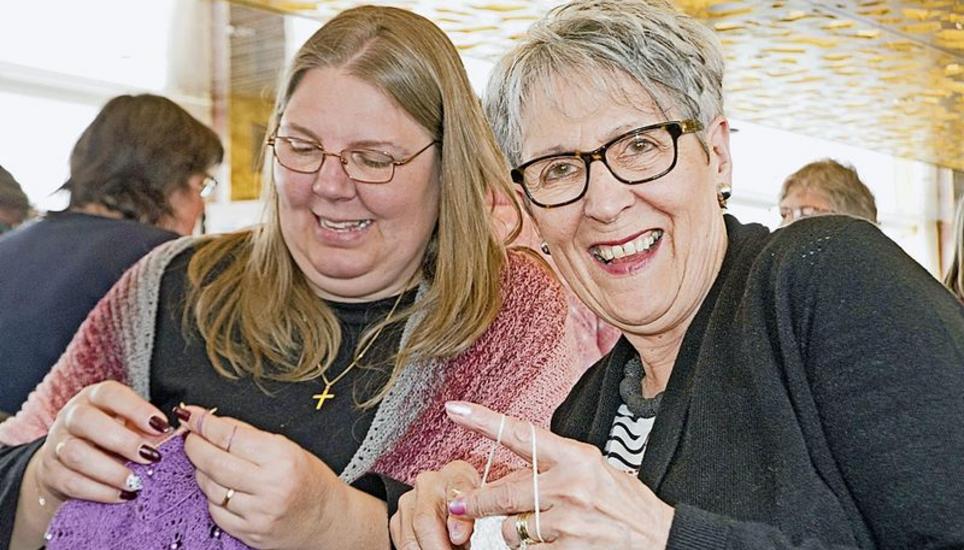 Veronika Sennhauser (l.) aus Kefikon und Marlis Thali aus Frauenfeld haben sichtlich Spass am Stricken.