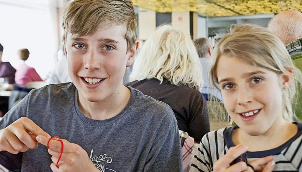 Nico und Milena Rey mussten das Stricken schon in der Schule lernen, erst jetzt aber macht es richtig Spass.