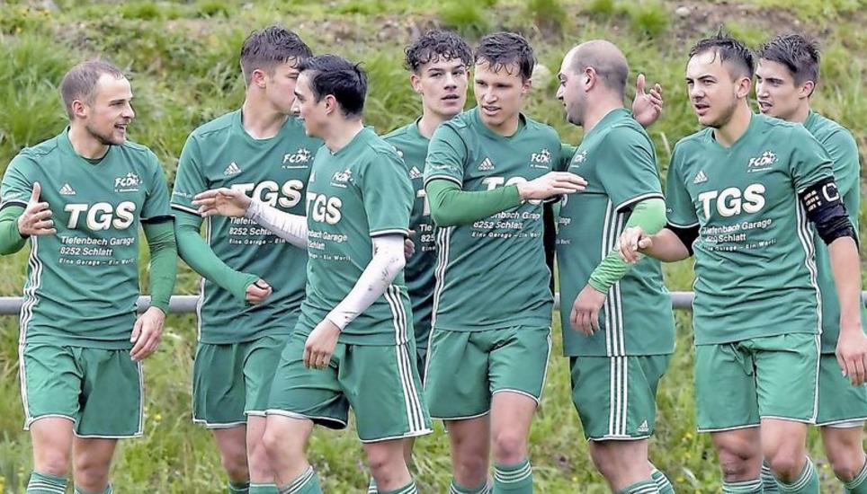 Jubel über einen Sieg mit Prestige: Die Spieler des FC Diessenhofen gewinnen gegen Schaffhausen 2 3:0. Bild: Roger Albrecht