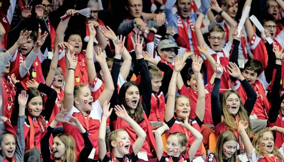 Partystimmung beim Handball-Länderspiel Schweiz gegen Belgien in der Schaffhauser BBC-Arena. Die Gastgeber siegten mit 36:22 in der ausverkauften Halle. Bild: Key