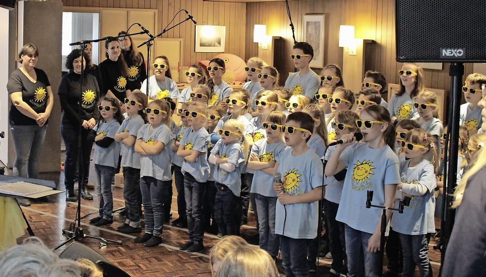 Die gelben Sonnenbrillen sind das Markenzeichen des Kinderchors Sunechind, der am Sonntag im Parkrestaurant Rheinfall ein Konzert gab. Bild: Sonja Werni