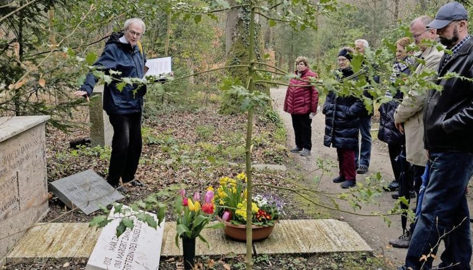 «Hier ruht Fräulein Zimmermann»: Markus Sieber erinnert an die unvergessene «Tanne»-Wirtin. Bild: Evelyn Kutschera