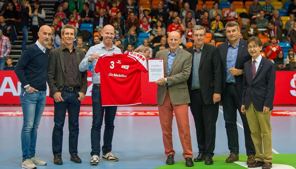 Von l.r.: Jürgen Krucker (Geschäftsführer SHV), Stadtpräsident Peter Neukomm, Beat Bachmann und Giorgio Behr von der Suisse Handball Academy/NHTLZ, Ulrich Rubeli, Zentralpräsident des SHV, Regierungsrat Christian Amsler und Stadtrat Raphaël Rohner. Bild: zvg