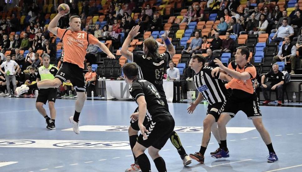 Die Kadetten (Jonas Schelker, 21) taten sich enorm schwer im ersten Play-off-Viertelfinalspiel gegen den RTV Basel (mit Nummer 87 Matchwinner Dennis Krause). Bild: PHA