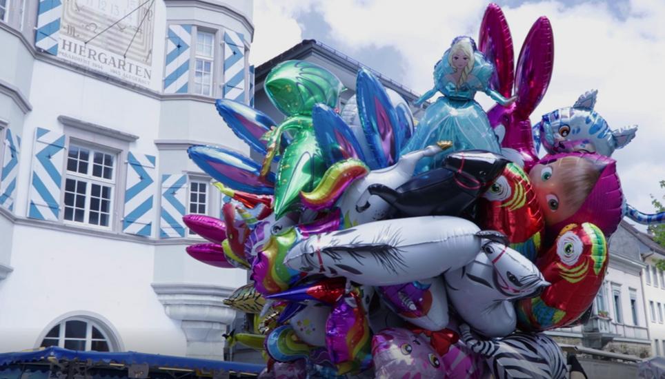 Auch die farbigen Luftbalone gehören zum Frühlingsmarkt in Schaffhausen. Bild: Gioele Sanapo