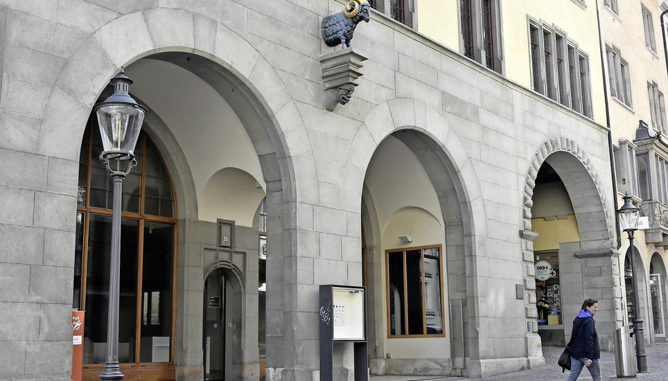 Es steht seit vier Monaten leer – das soll sich aber schon bald ändern: Das Gewerbelokal bei der Rathauslaube mitten in der Fussgängerzone. Bild: Mark Liebenberg