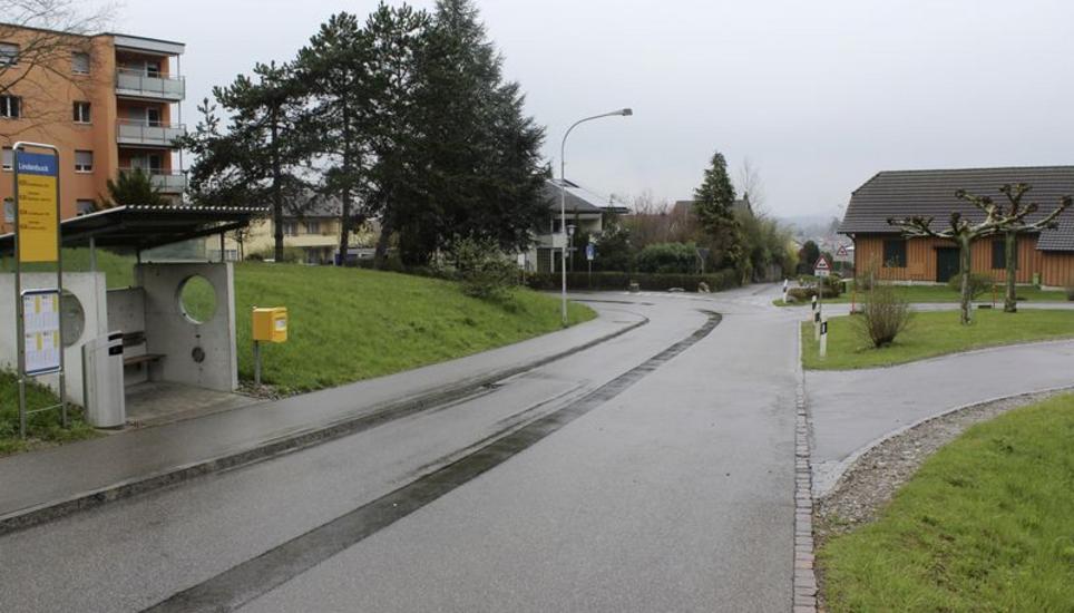 DIe Haltestelle Lindenbuck mit der Wendeschlaufe rechts bedient die Bevölkerung von Langwiesen. Bild: Stefan Salzmann