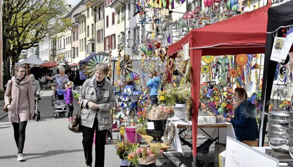 Das schöne Wetter lud förmlich zu einem Spaziergang über den Markt ein. Bild: Sonja Werni