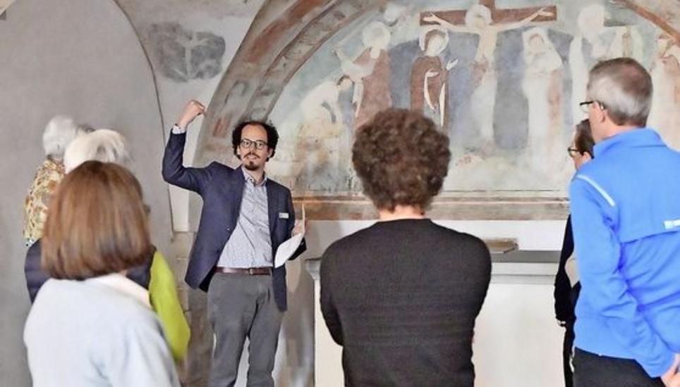 Andreas Rüfenacht erläutert in der Erhardskapelle im Museum zu Allerheiligen die Bildsprache der Kreuzigungsdarstellung im Hintergrund. Bild: Michael Kessler