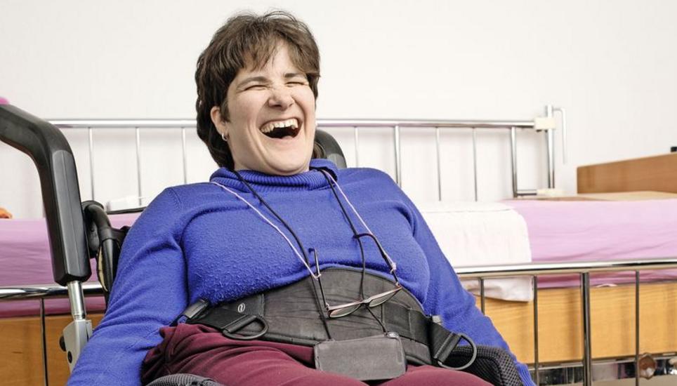 Eine Bewohnerin in einer der neuen Wohngemeinschaften der Stiftung Diheiplus. Bild: zvg