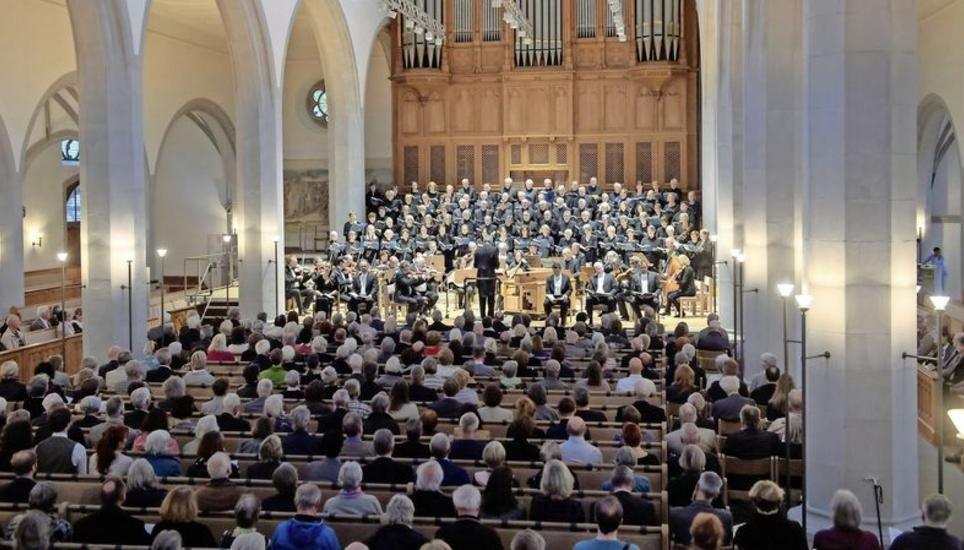 Musikalisches Mitleiden mit den Schmerzen und dem Sterben Jesu: Sopranistin Julia Weber, der Oratorienchor Schaffhausen und die Württemberger Sinfoniker unter der Leitung von Kurt Müller Klusman am Gründonnerstag in der Kirche St. Johann. Bild: Michael Kessler