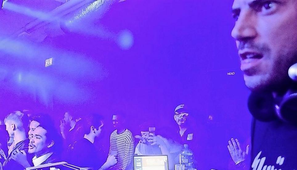 Viele der Besucher tanzen in der Haupthalle des Pop-up-Klubs «Quartier». Bild: Julia Leppin