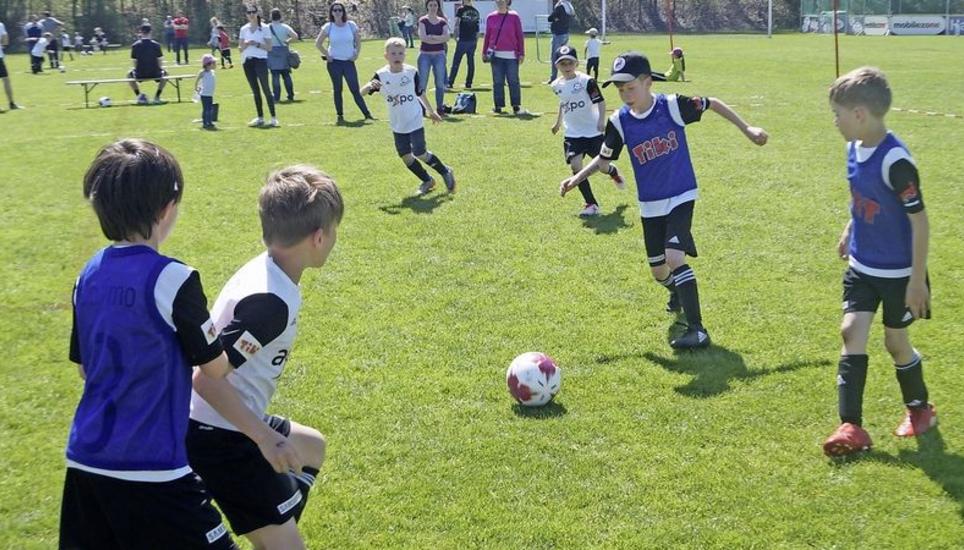Mit voller Motivation jagen die Talente beim Camp dem Ball nach. Bild: Tobias Erlemann