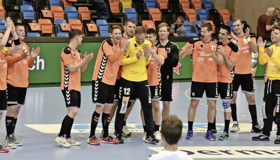 Von seinen Teamkollegen bereits mächtig gefeiert, darf Kadettengoalie Ivan Stevanovic zur Best-Player-Ehrung schreiten. Bilder: Hans Christoph Steinemann