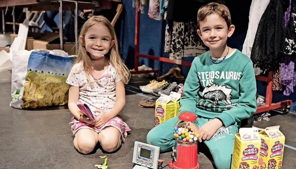 Keanu und Naomi Plouze hatten eine Kaumgummimaschine und einen fliegenden Fisch gefunden.