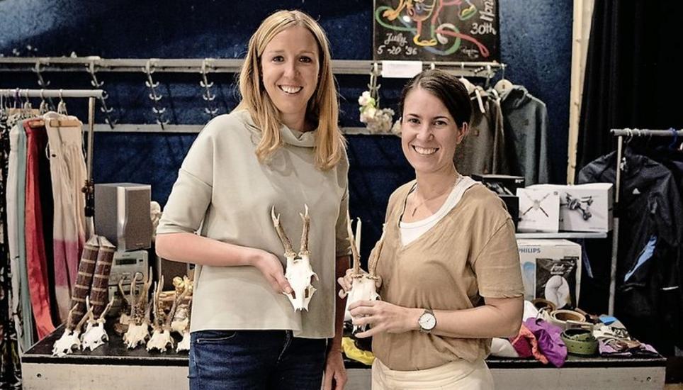 Stephanie Homberger (links) und Nadia Perucho hatten ausgemistet, um zuhause mehr Platz zu haben.