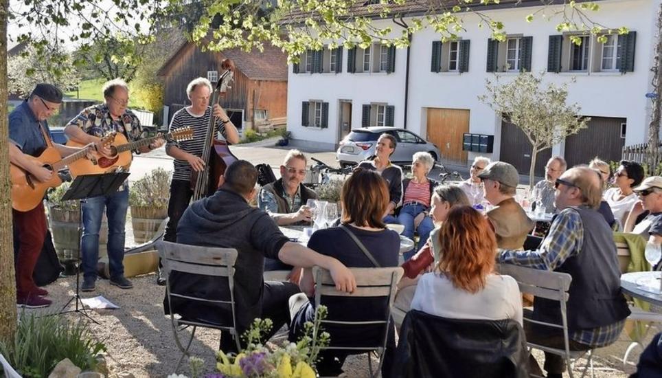 Rund 100 Besucher kamen zur Saisoneröffnung ins Cafe Sabato nach Osterfingen und genossen die warmen Sonnenstrahlen, den kühlen Wein, und die lässige Musik. Bild: Thomas Güntert