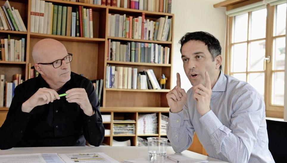 Pentti Aellig und Nihat Tektas sind sich nur in einem einig: Die Anpassungen an die EU-Waffenrichtlinie sind gering, doch dahinter stehen fundamentale Interessen.