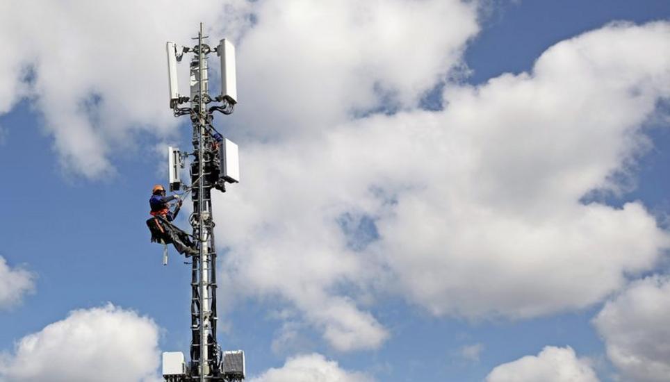 Die Telekomunternehmen hoffen, mit 5G neue Höhen zu erreichen. Viele Leute blicken allerdings kritisch in den Himmel. Bild: Key