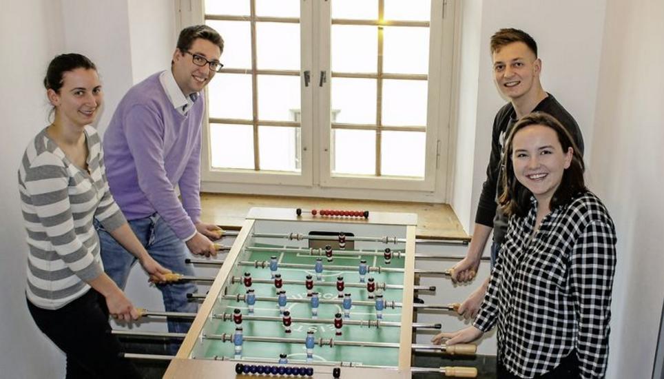 Mitinhaber und Geschäftsführer Arie Martin Späth (hinten links) zusammen mit den «Kommpass-Kadetten» Céline Karrer (vorne links), Lena Hinnen (vorne rechts) und Christof Müller (hinten rechts). Bild: zvg