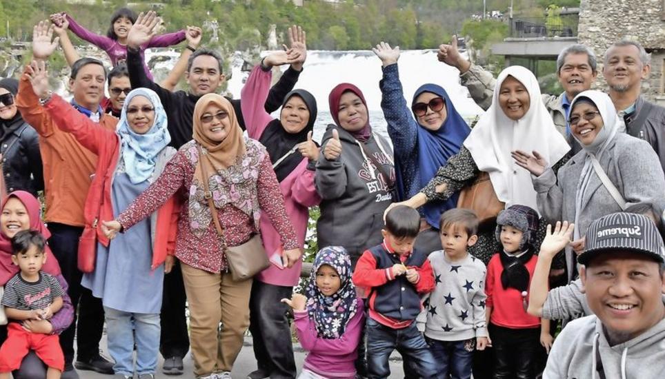 Auf der Fahrt von München nach Luzern machte die Reisegruppe aus Malaysia ebenfalls beim grössten Wasserfall Europas halt und hielten den Besuch auf ihren Smartphones fest.